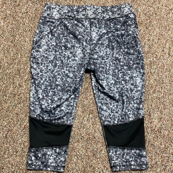 Avia capris length blk gray yoga pants - Size medium - Picture 4 of 14